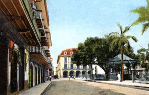 سنترال بارك ومبنى القناة ، مدينة بنما ، بنما ، ج 1920 بواسطة غير معروف