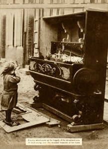 طفل يعاني من البيانو المتضرر بعد غارة جوية جعلتها بلا مأوى ، الحرب العالمية الأولى ، 1918 ، 1935. بواسطة غير معروف