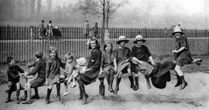 أطفال في حديقة ، لندن ، 1926-1927 بواسطة غير معروف
