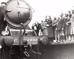 أطفال ينظرون إلى قاطرة بخارية ، 3 مارس 1936 بواسطة غير معروف