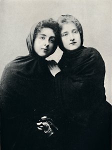 السيدات الشيليات في ملابس الكنيسة مانتو ، 1911 بواسطة غير معروف