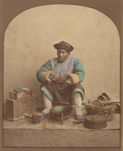 [رجل صيني يجلس بأدوات] ، 1870. بواسطة غير معروف