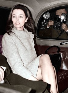 وصول كريستين كيلر إلى أولد بيلي ، لندن ، 1963 بواسطة غير معروف