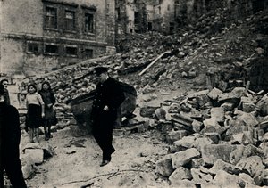 تشرشل يزور مالطا المعادية ، 1943 ، 1945. بواسطة غير معروف