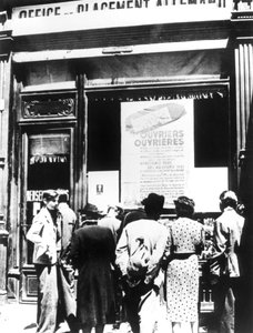 مواطنو باريس خارج مكتب توظيف العمال الألماني ، 1940-1944 بواسطة غير معروف