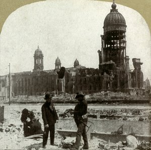 قاعة المدينة من شارع McAllister المطل على الشمال الشرقي ، 1906. بواسطة غير معروف