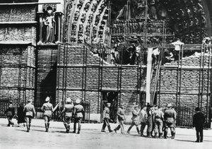 إزالة حماية كيس الرمل من واجهة نوتردام ، باريس المحتلة عام 1940 بواسطة غير معروف