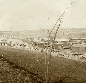 عمود الشاحنات على Voie Sacrée ، فردان ، شمال فرنسا ، c1914-c1918. بواسطة غير معروف