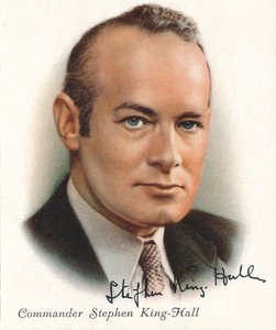 القائد ستيفن كينغ هول ، 1937. بواسطة غير معروف