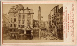 Commune de Paris (1871): افتتاح المتاجر الكبرى في Carpet Rouge ، وهي بطاقة إعلانية تظهر المبنى قبل عام ، وكان في حالة خراب خلال الكومونة. طباعة على كرتون خافت. 6،3x10 سم بواسطة غير معروف
