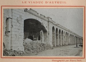 Commune de Paris (1871): منظر لجسر Auteuil في باريس في مايو 1871. صورة فوتوغرافية لـ Pierre Pepetit. طباعة على كرتون ، خافت. 9x5،4 سم بواسطة غير معروف
