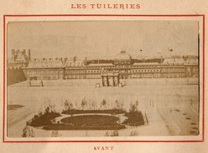 كومونة باريس (1871): منظر لقصر التويلري في باريس قبل حريق مايو 1871. صورة بيير بيتيت. طباعة على كرتون ، خافت. 9x5،4 سم بواسطة غير معروف