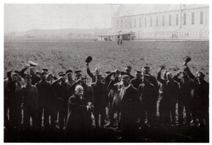 تحية الكونت زيبلين من قبل أعضاء أسطول المناطيد البحرية ، ألمانيا ، 1914-1917 1933 بواسطة غير معروف