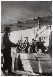 الكونت زيبلين مع ابنته في جندول زيبلين LZ3 ، ألمانيا ، c1906-1908 1933 بواسطة غير معروف