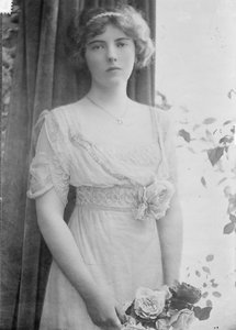 الكونتيسة أناستاسيا ميخائيلوفنا دي حقائب 1892-1977 ، 1914 بواسطة غير معروف