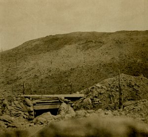 قمة التل في Les Éparges ، شمال فرنسا ، c1914-c1918. بواسطة غير معروف