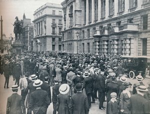 انتظر الحشد خارج مكتب الحرب في الصباح قبل إعلان الحرب ، 1914 بواسطة غير معروف