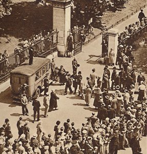 يراقب الحشد الرجل المعتقل الذي تم نقله إلى عربة الشرطة ، 1937 بواسطة غير معروف
