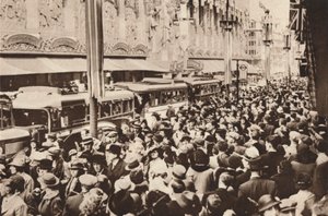 حشود في شارع أكسفورد خلال عطلة البنوك التي تلت تتويج الملك جورج السادس ، 1937 بواسطة غير معروف