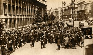 حشود تنتظر خارج داونينج ستريت في لندن لأخبار عن الحرب ، يوليو 1914 ، 1933. بواسطة غير معروف