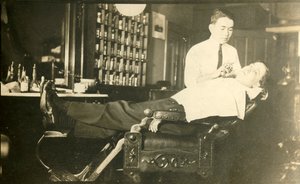 الحلاق الكوبي ، 1930s. بواسطة غير معروف