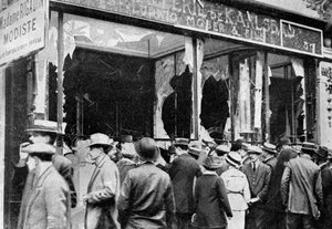 متجر مجوهرات نمساوي تالف ، باريس ، الحرب العالمية الأولى ، 1914 بواسطة غير معروف