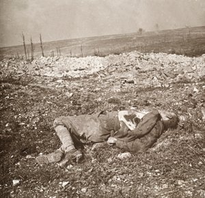 جندي ألماني ميت ، فردان ، شمال فرنسا ، c1914-c1918. بواسطة غير معروف