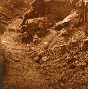 جثة في الخنادق ، بيرث ، شمال فرنسا ، c1914-c1918 بواسطة غير معروف
