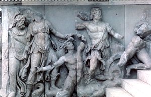 تفاصيل من الإفريز العظيم لمذبح برجامون ، 180-159 قبل الميلاد بواسطة غير معروف