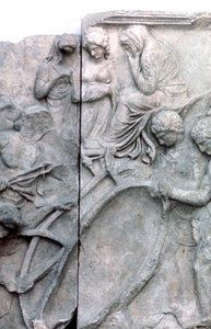 تفاصيل من الإفريز العظيم لمذبح برجامون ، 180-159 قبل الميلاد بواسطة غير معروف