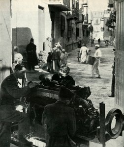 تنتشر في الشوارع الخلفية للقاهرة صناعة صغيرة كاملة ... c1942-1943 ، 1945. بواسطة غير معروف