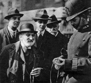 توزيع أموال النقود ، الخميس قبل عيد الفصح ، برج لندن ، 1926-1927 بواسطة غير معروف