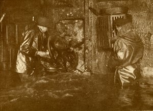 الغواصون يسدون التسرب أثناء عمليات الإنقاذ في عمق المياه في الطوابق السفلية من الجراثيم بواسطة غير معروف