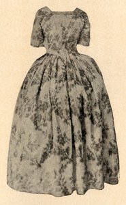 فستان من حرير العمود الفقري ، ترتديه ليدي ستيوارت في مستعمرة بربادوس ، c1700 ، 1937. بواسطة غير معروف