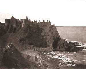 قلعة دونلوس ، مقاطعة أنتريم ، أيرلندا الشمالية ، 1894. بواسطة غير معروف