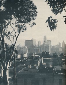 مساكن الأخشاب المنزلية في ظل عمالقة الخرسانة ، c1935 بواسطة غير معروف