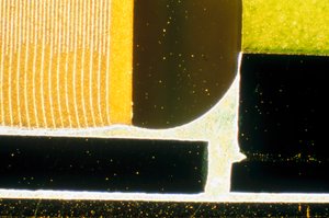 ELECTRONICS ، LM مقطع عرضي لمكون مكثف إلكتروني مقطع عرضي لمكون مكثف إلكتروني بواسطة غير معروف