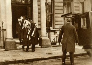 حمل نعش إيرل هيغز من المنزل الذي مات فيه ، لندن ، 29 يناير 1928 ، 1935. بواسطة غير معروف