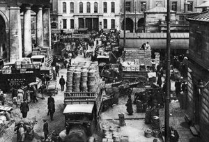الصباح الباكر في كوفنت غاردن ، لندن ، 1926-1927 بواسطة غير معروف