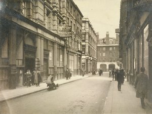 الطرف الشرقي لشارع جيوين ، لندن ، حوالي عام 1920 بواسطة غير معروف