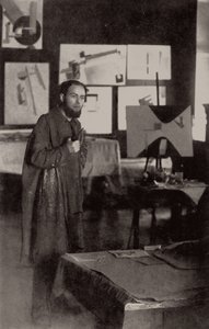 El Lissitzky في مرسمه في فيتيبسك ، 1919. بواسطة غير معروف
