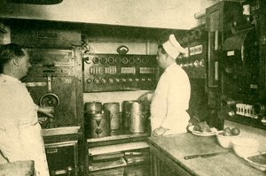 مطبخ القطار المجهز كهربائيًا ، لندن وسكة الحديد الشمالية الشرقية ، 1930. بواسطة غير معروف