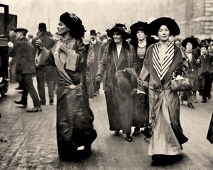 إيميلين بيثيك لورانس وكريستابل بانكهورست ، حوالي 1908 (صورة) بواسطة غير معروف