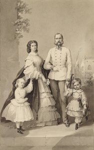 الإمبراطور فرانز جوزيف الأول مع الإمبراطورة إليزابيث وأطفالهم ... ، حوالي 1860. بواسطة غير معروف
