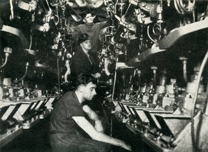 غرفة محرك غواصة بريطانية ، الحرب العالمية الثانية ، 1945. بواسطة غير معروف
