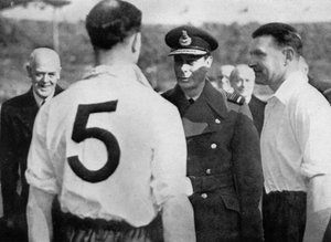 لقاء لاعب كرة القدم الإنجليزي إيدي هابجود مع الملك جورج السادس ، c1937-c1944 بواسطة غير معروف