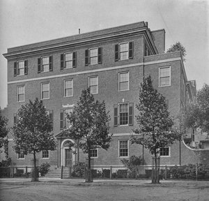 واجهة المدخل في شارع East 57th Street ، منزل السيدة WK Vanderbilt ، مدينة نيويورك ، 1924 بواسطة غير معروف