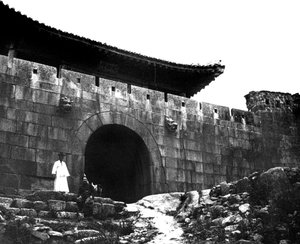 مدخل معبد ، كوريا ، 1900 بواسطة غير معروف