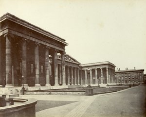 خارج المتحف البريطاني ، شارع راسل العظيم ، لندن ، 1887 بواسطة غير معروف