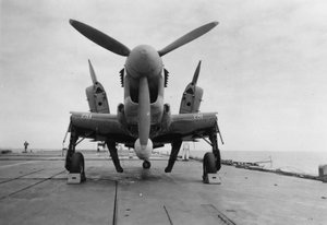 طائرة فايرى فايرفلاي جاهزة للنقل إلى مصعد الحظيرة ، HMS Venerable ، 1945 بواسطة غير معروف